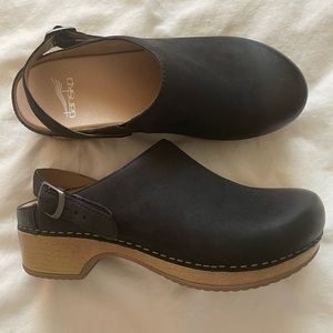 Women’s Dansko Berry Clog, Black, Size 6